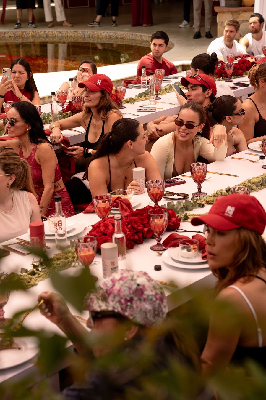Comida larga de la comunidad Bëne con mesas vestidas de rojo